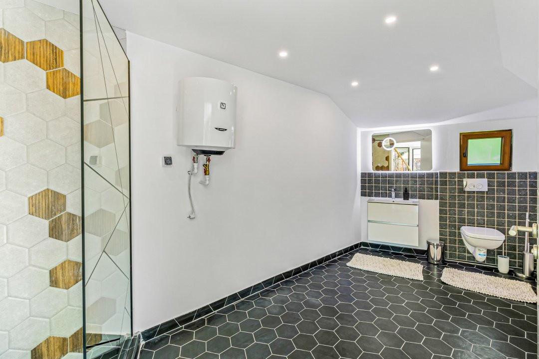 Vilă spectaculoasă lângă Castelul Bran cu piscină și cramă