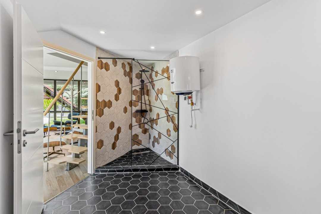 Vilă spectaculoasă lângă Castelul Bran cu piscină și cramă