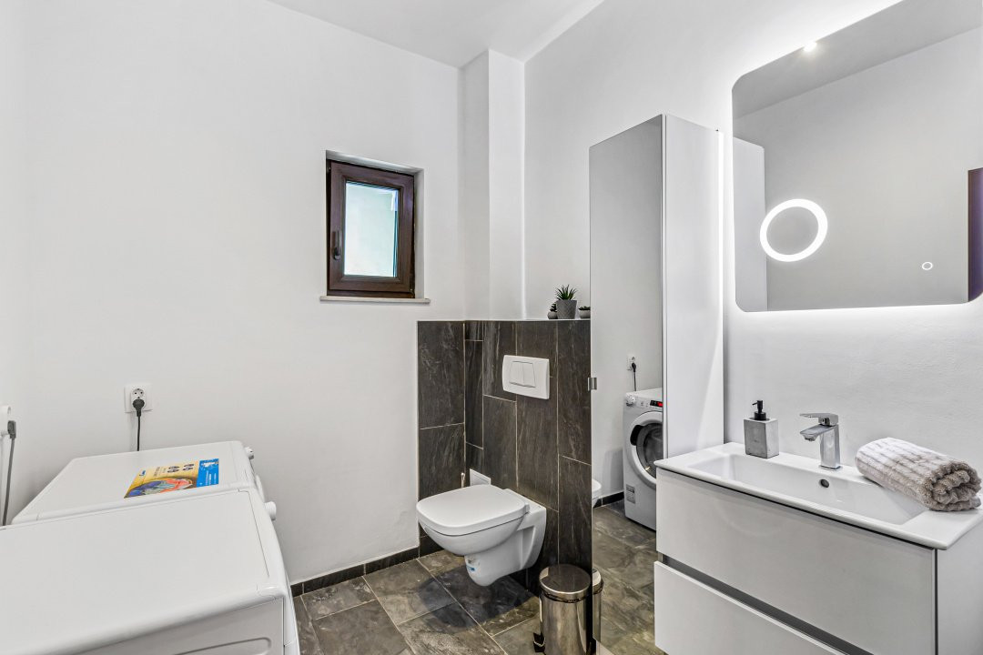 Vilă spectaculoasă lângă Castelul Bran cu piscină și cramă