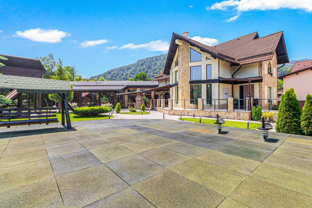 Vilă spectaculoasă lângă Castelul Bran cu piscină și cramă