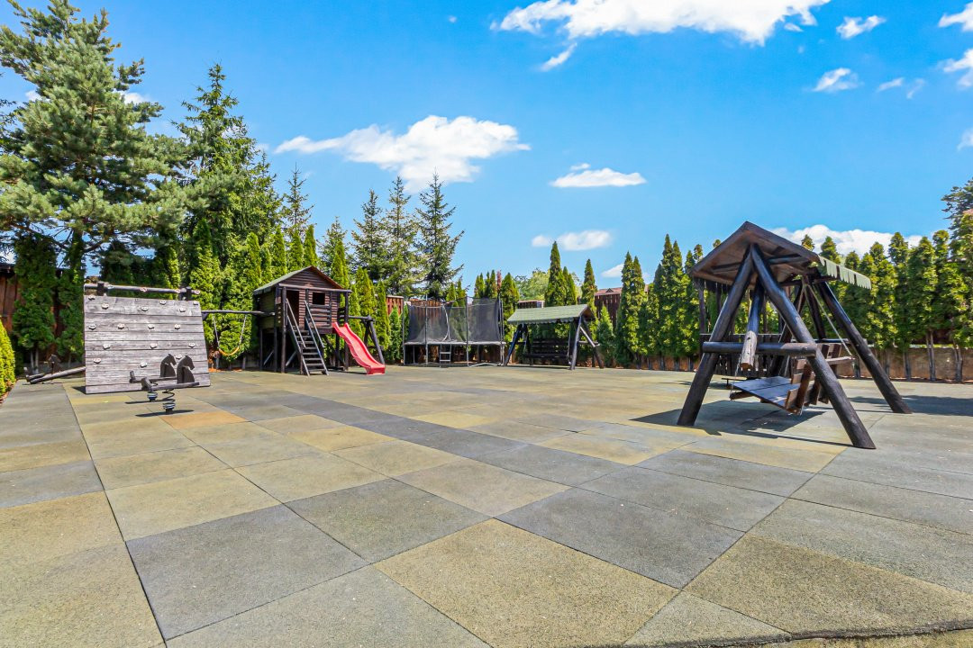 Vilă spectaculoasă lângă Castelul Bran cu piscină și cramă