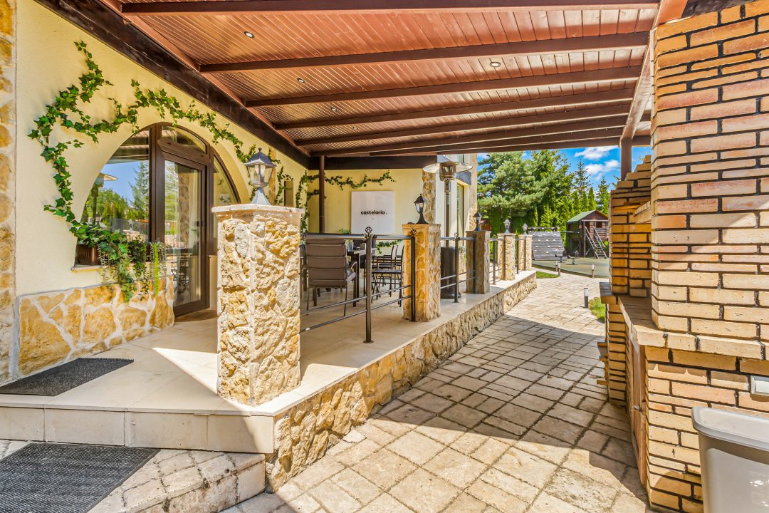 Vilă spectaculoasă lângă Castelul Bran cu piscină și cramă