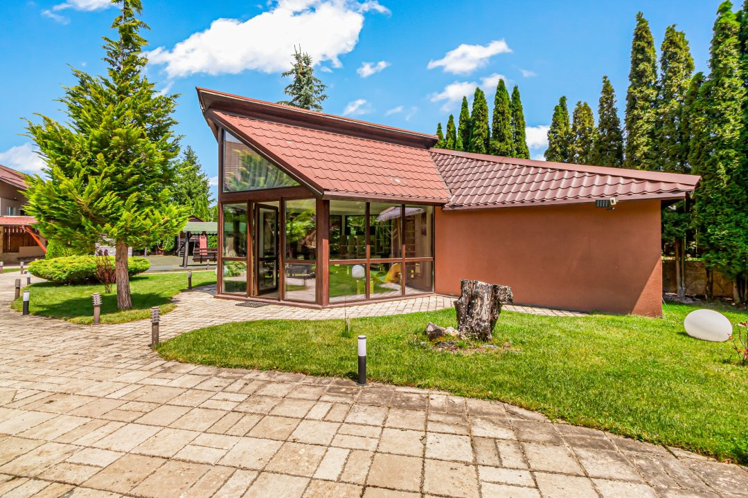 Vilă spectaculoasă lângă Castelul Bran cu piscină și cramă