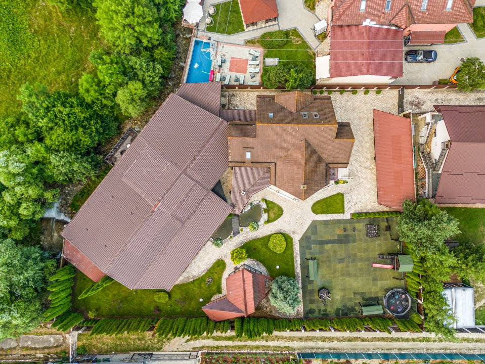 Vilă spectaculoasă lângă Castelul Bran cu piscină și cramă