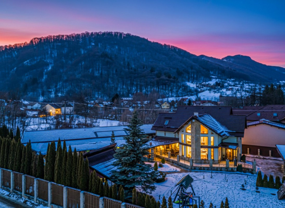 Vilă spectaculoasă lângă Castelul Bran cu piscină și cramă