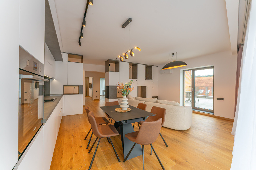 Apartament 4 camere cu terasă 104 mp și priveliște spre Tâmpa