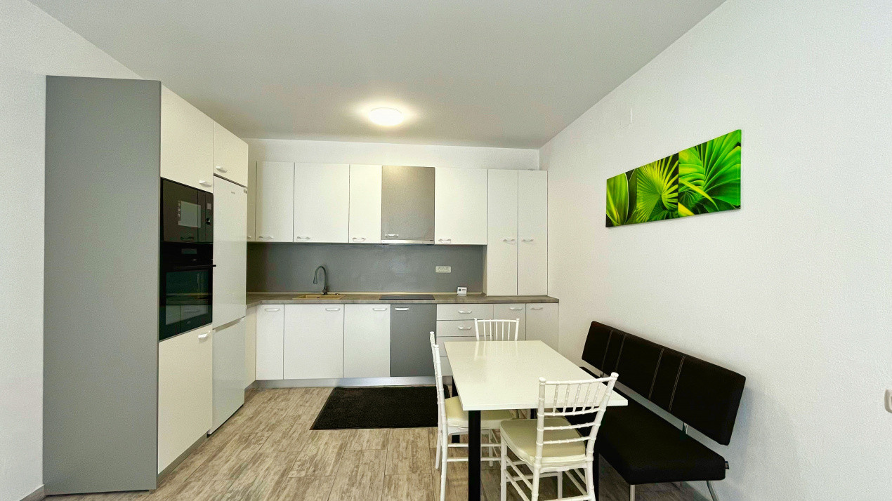 Apartament cu 3 camere în zona Centrală/ Strada Lungă
