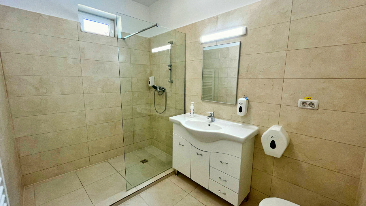 Apartament cu 3 camere în zona Centrală/ Strada Lungă