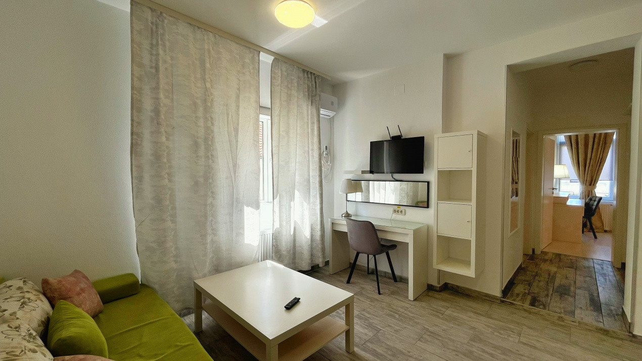Apartament cu 3 camere în zona Centrală/ Strada Lungă