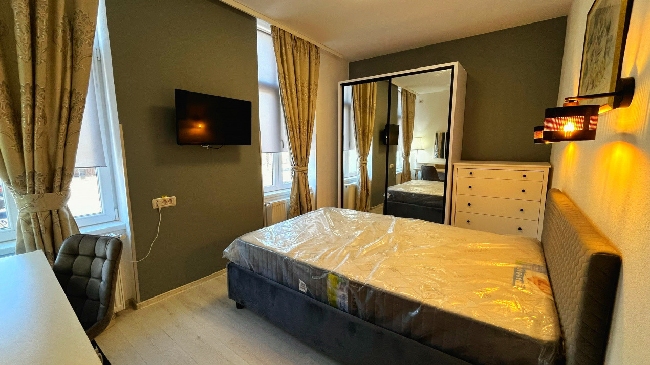 Apartament cu 3 camere în zona Centrală/ Strada Lungă