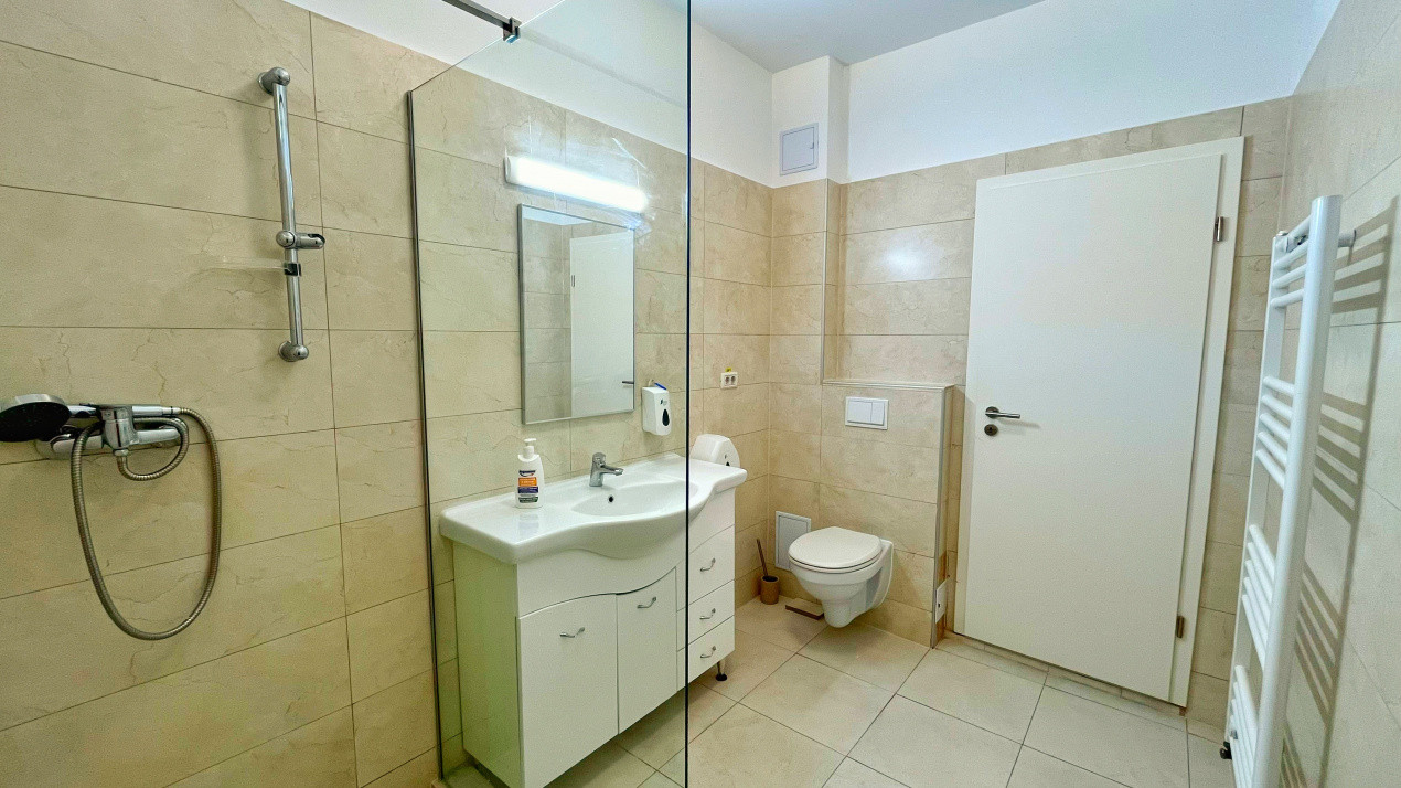 Apartament cu 3 camere în zona Centrală/ Strada Lungă