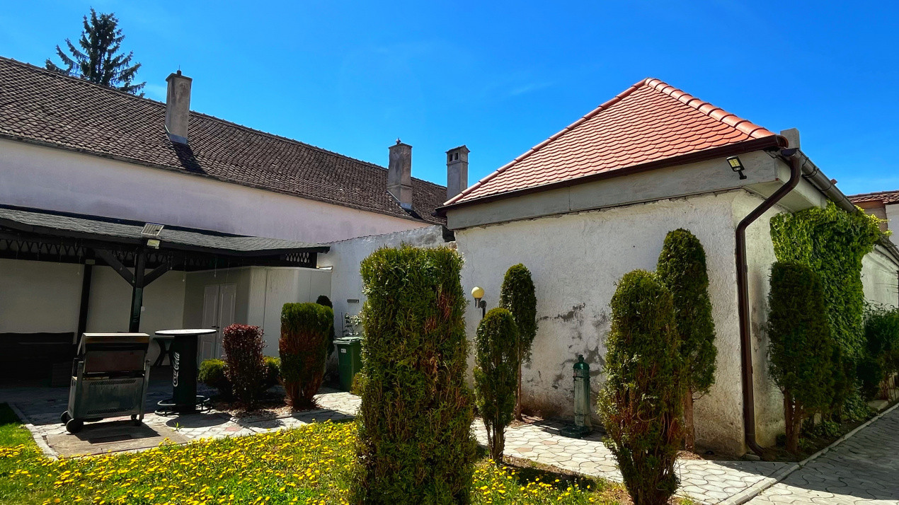 Apartament cu 3 camere în zona Centrală/ Strada Lungă