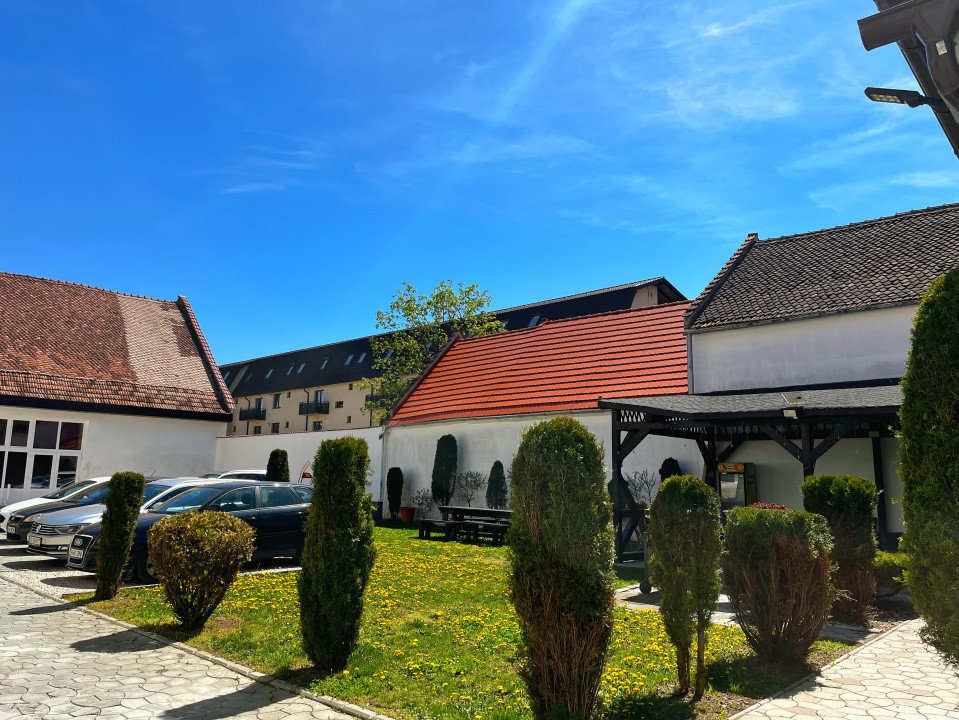 Apartament cu 3 camere în zona Centrală/ Strada Lungă