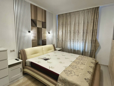 Apartament cu 3 camere în zona Centrală/ Strada Lungă