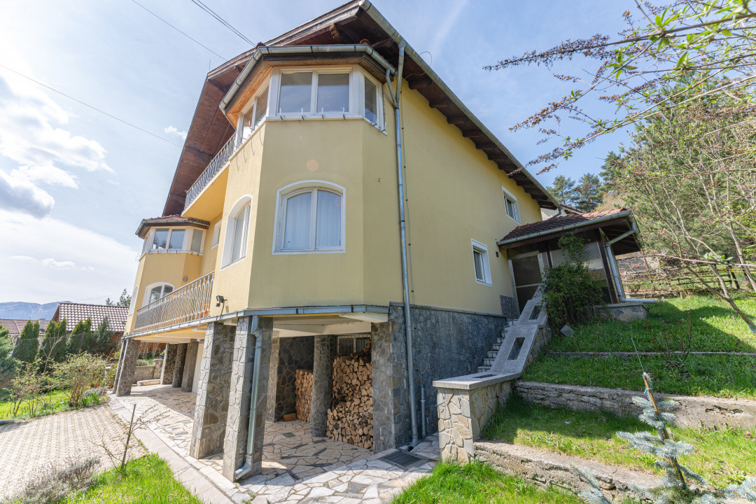 Vilă tip duplex în mijlocul naturii | 6 camere | Garaj, terasă și 5 dormitoare