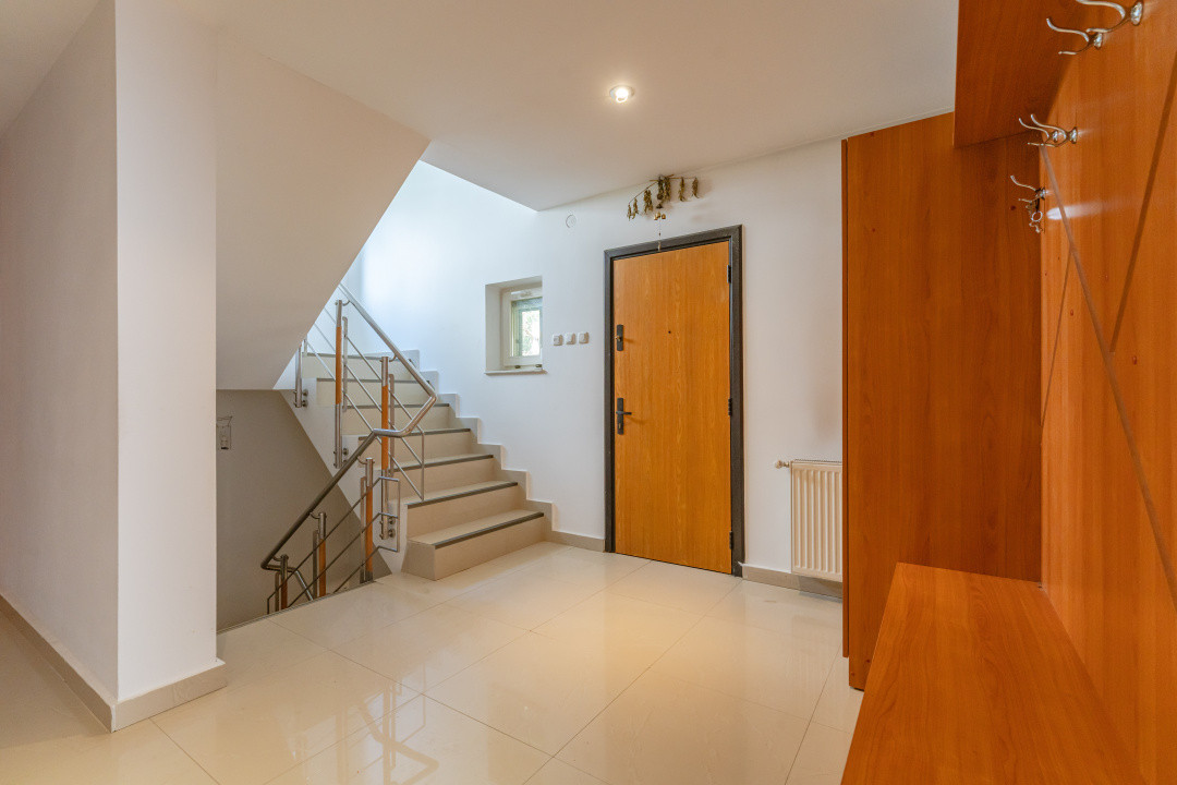 Vilă tip duplex în mijlocul naturii | 6 camere | Garaj, terasă și 5 dormitoare