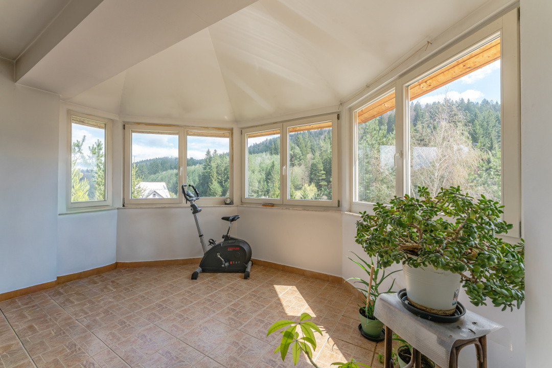 Vilă tip duplex în mijlocul naturii | 6 camere | Garaj, terasă și 5 dormitoare