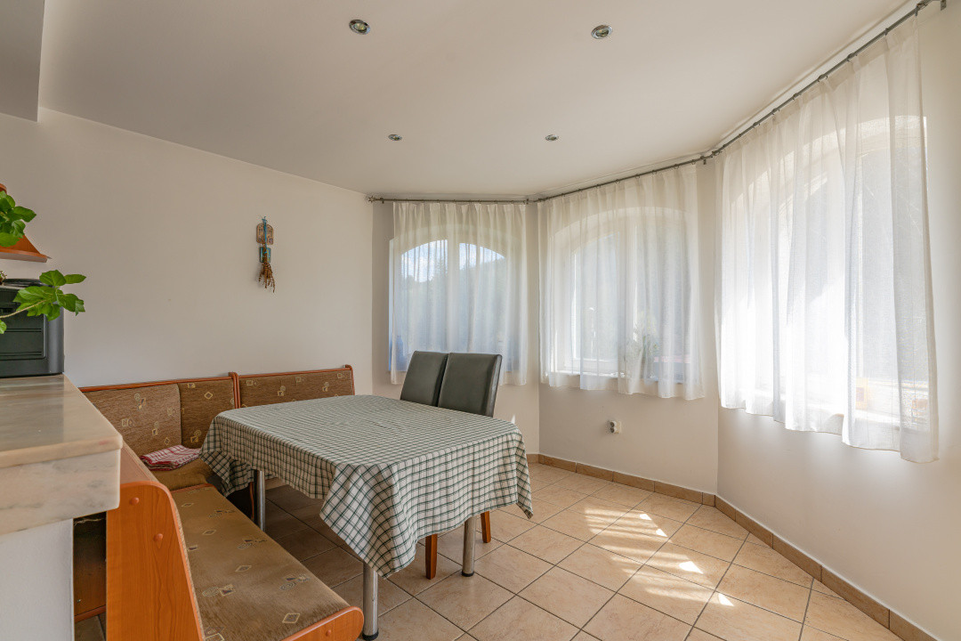 Vilă tip duplex în mijlocul naturii | 6 camere | Garaj, terasă și 5 dormitoare