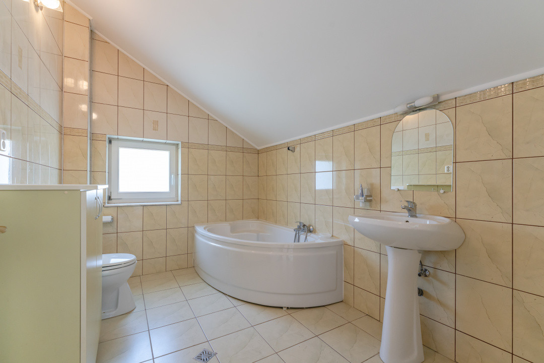 Vilă tip duplex în mijlocul naturii | 6 camere | Garaj, terasă și 5 dormitoare