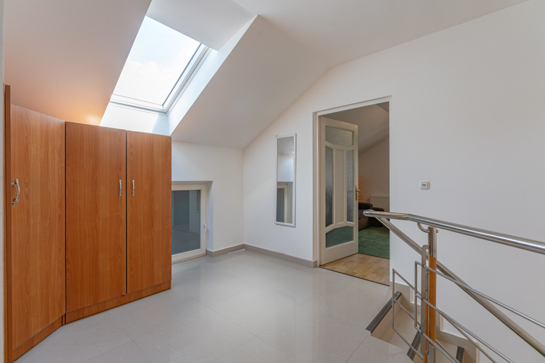 Vilă tip duplex în mijlocul naturii | 6 camere | Garaj, terasă și 5 dormitoare