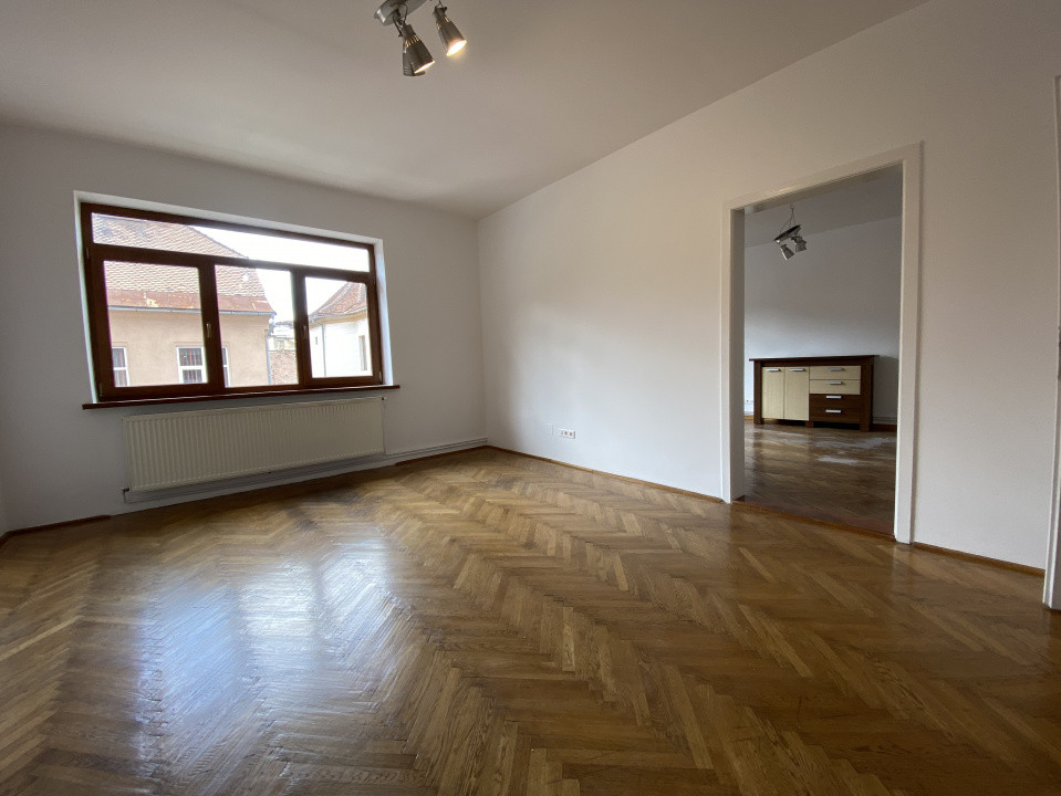 Spațiu birouri 3 camere cu terasă, parcare – Centrul Vechi Brașov