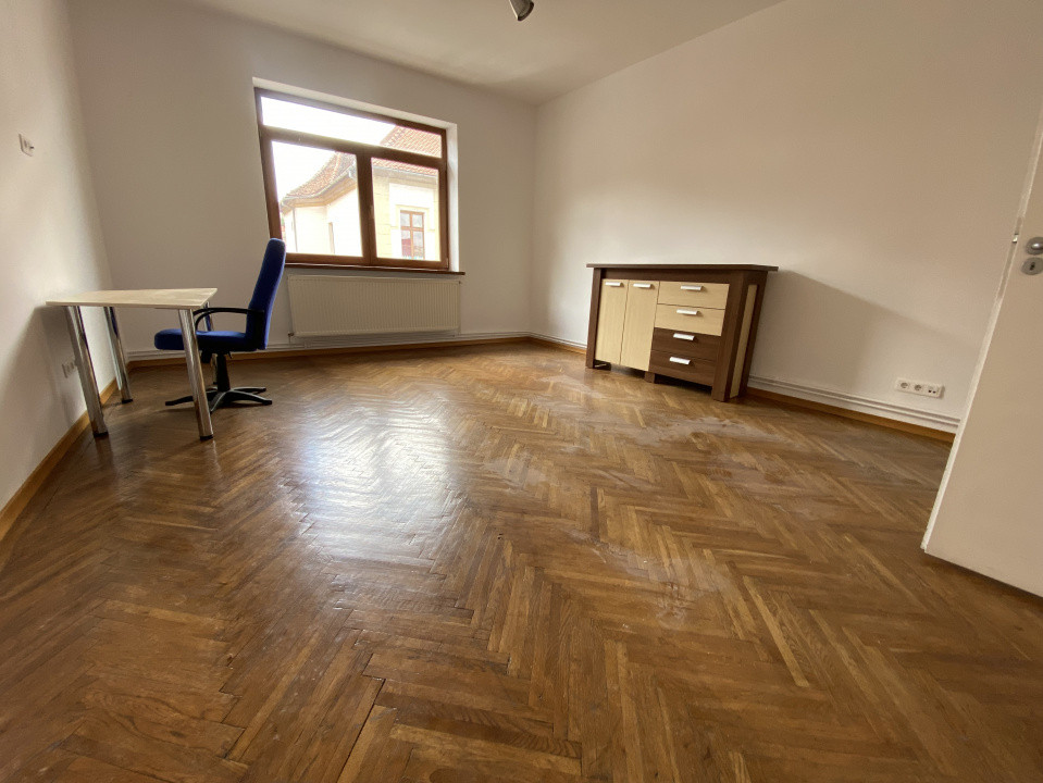 Spațiu birouri 3 camere cu terasă, parcare – Centrul Vechi Brașov