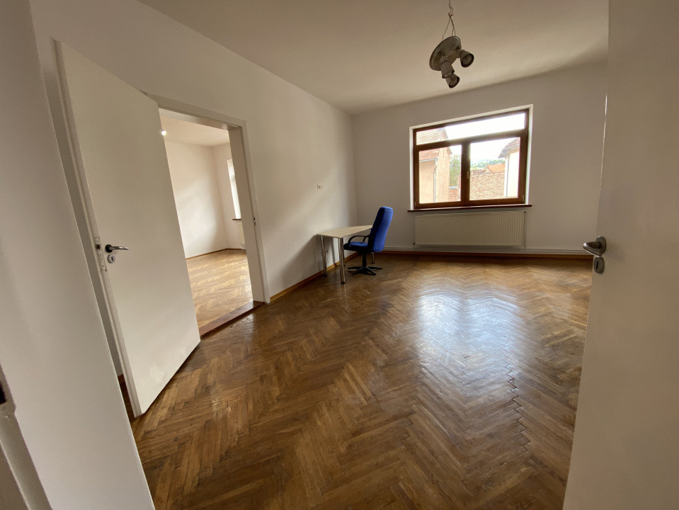 Spațiu birouri 3 camere cu terasă, parcare – Centrul Vechi Brașov