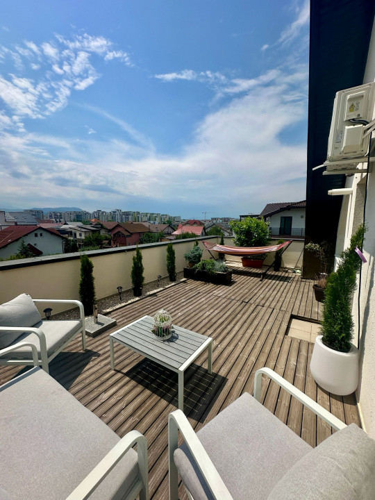 Penthouse cu terasă panoramică 35 mp – Tractorul, lângă Coresi Mall, 650€