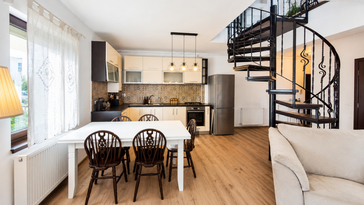 Apartament 3 camere pe doua niveluri | terasa | parcare | zona de case Tractorul