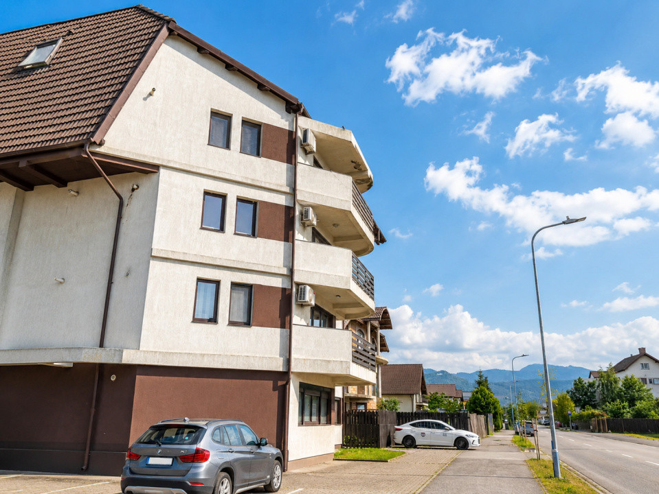 Apartament 3 camere pe doua niveluri | terasa | parcare | zona de case Tractorul