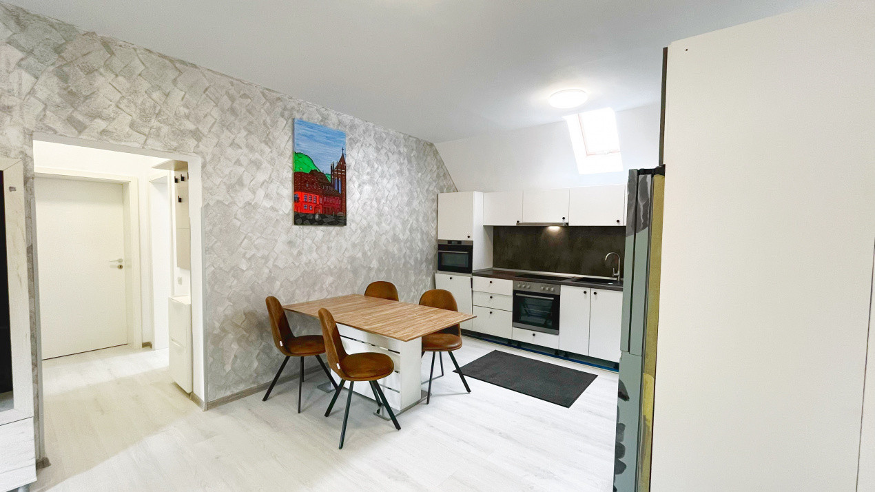 Apartament cu 3 camere în zona Centrală/ Strada Lungă