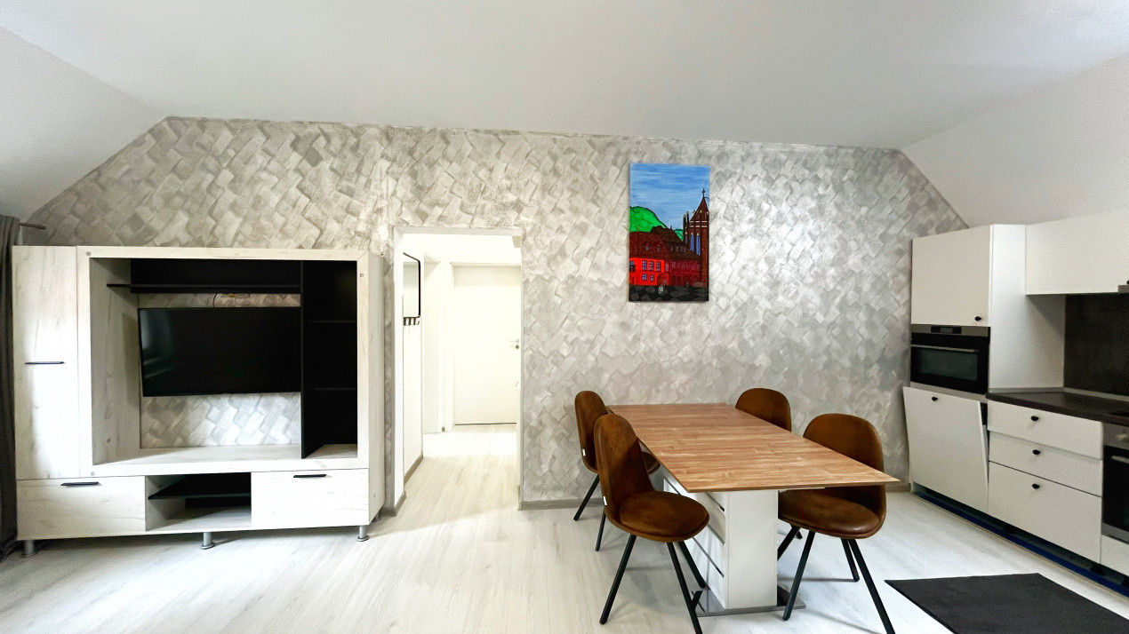 Apartament cu 3 camere în zona Centrală/ Strada Lungă