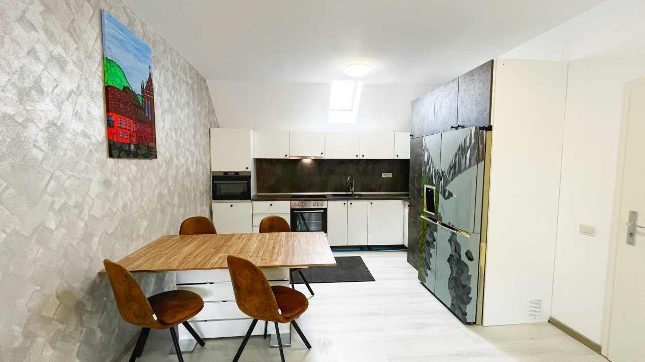 Apartament cu 3 camere în zona Centrală/ Strada Lungă