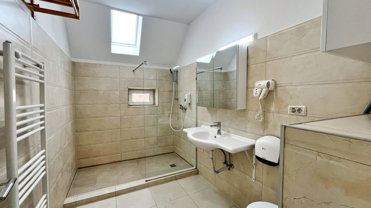 Apartament cu 3 camere în zona Centrală/ Strada Lungă