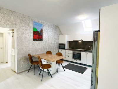 Apartament cu 3 camere în zona Centrală/ Strada Lungă