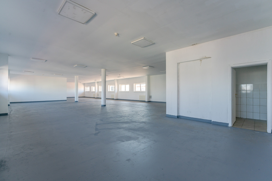 Hală 664 mp cu showroom, lift marfă și 15 parcări Brașov