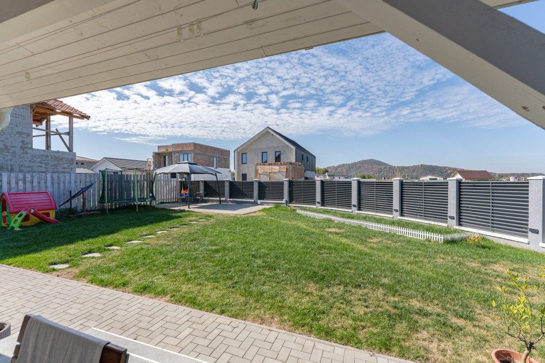 Casa in Harman, cu 4 dormitoare, terasa generoasa si teren de 652 mp