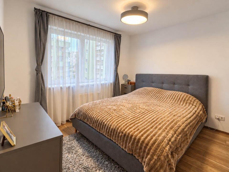 Apartament cu 2 camere Top City – Coresi | Parcare, boxa si dressing