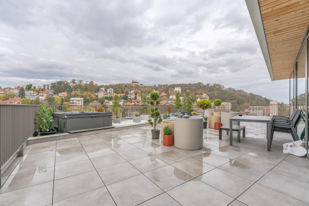 Penthouse de lux cu jacuzzi și vedere spectaculoasă spre Tâmpa