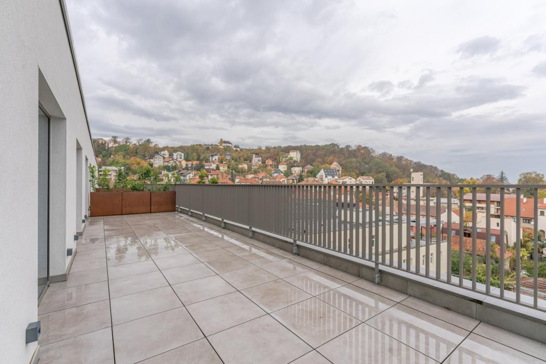 Penthouse Exclusivist cu Jacuzzi și Panoramă Superbă spre Tâmpa
