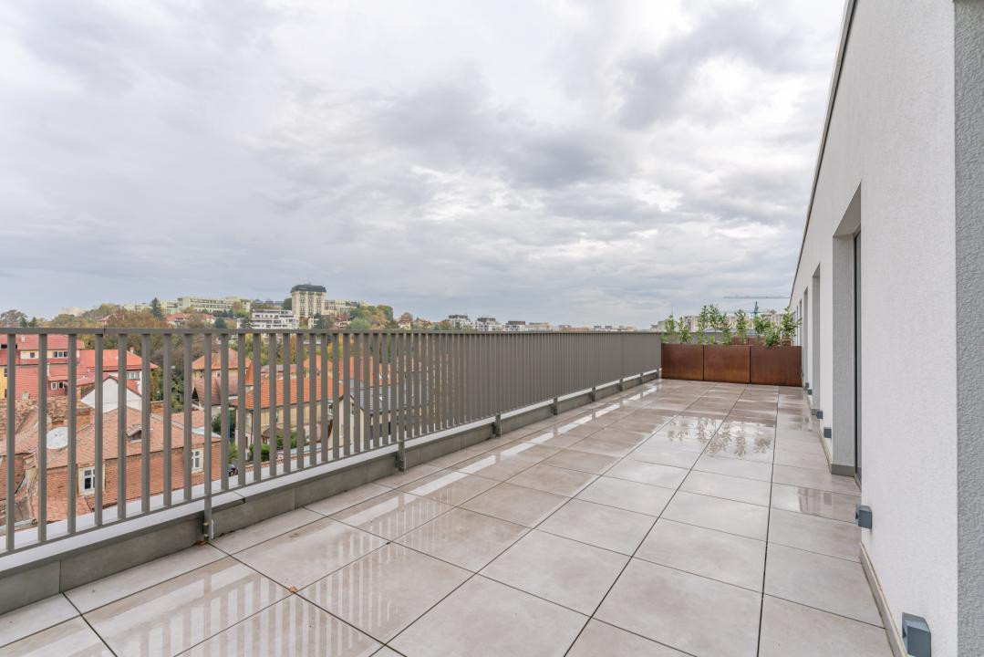 Penthouse Exclusivist cu Jacuzzi și Panoramă Superbă spre Tâmpa