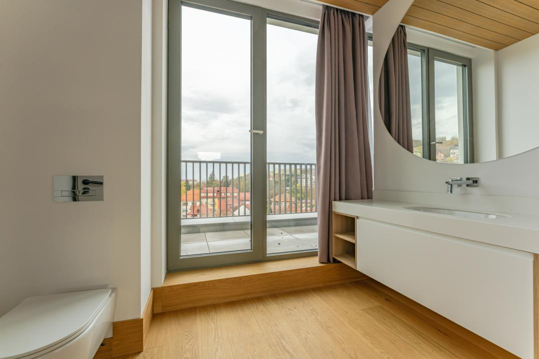 Penthouse Exclusivist cu Jacuzzi și Panoramă Superbă spre Tâmpa