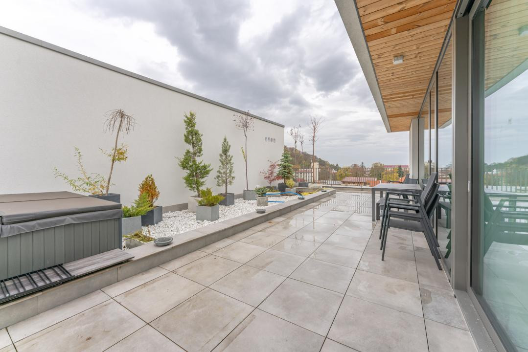 Penthouse Exclusivist cu Jacuzzi și Panoramă Superbă spre Tâmpa