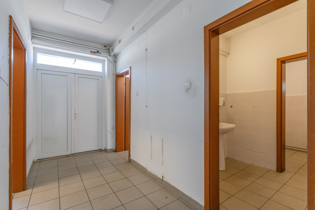 Hală 664 mp cu showroom, lift marfă și 15 parcări Brașov