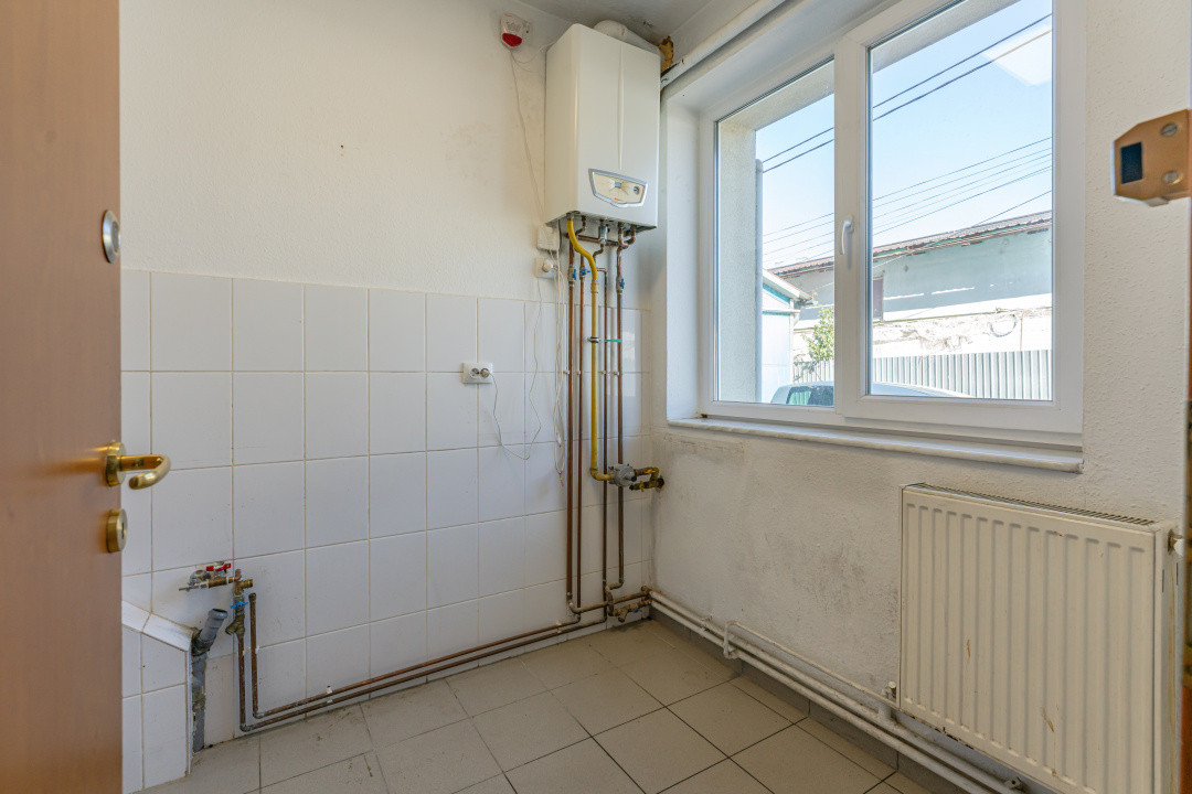 Hală 664 mp cu showroom, lift marfă și 15 parcări Brașov