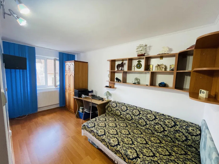 Apartament cu 3 camere, in zona podului Fartec