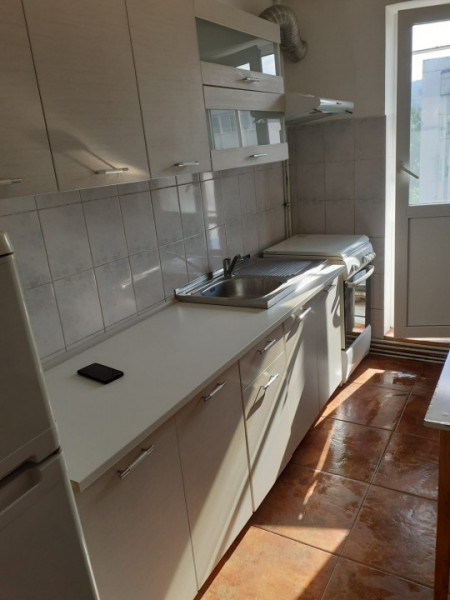 Apartament cu doua camere, in preajma Colinei. 