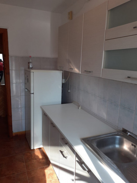 Apartament cu doua camere, in preajma Colinei. 