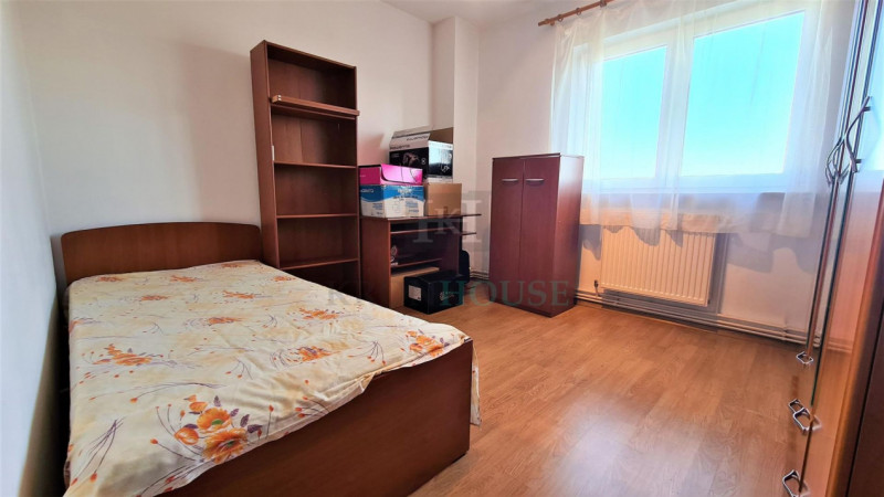 Apartament 4 camere spatios, in zona centrala.