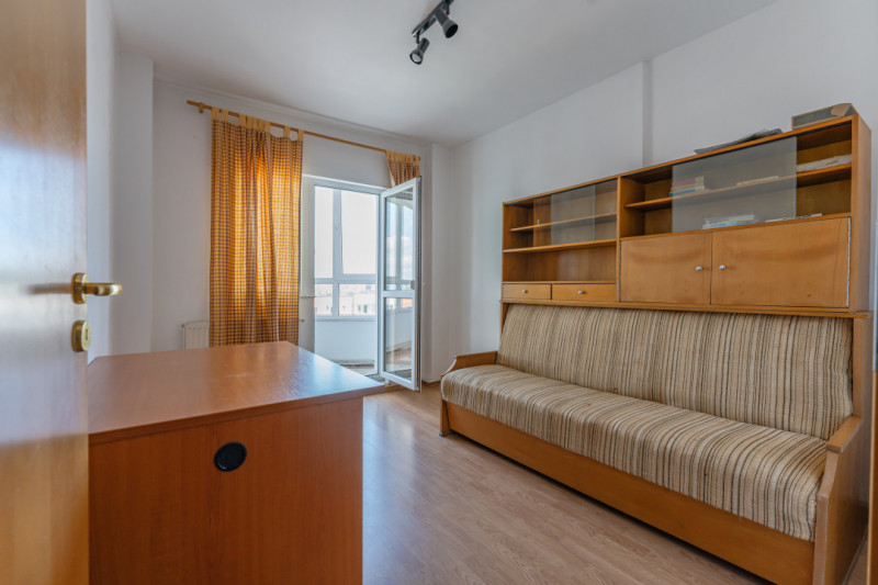 Apartament cu 4 camere, spatios, in zona Centrul Civic-Judetean